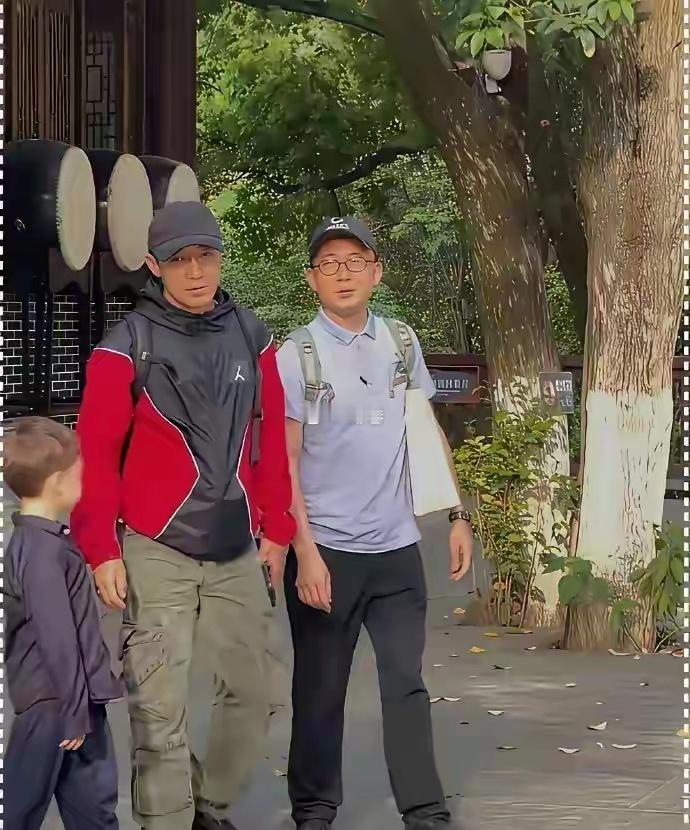 撒贝‎‎宁和他混血儿﻿子，父子俩长得简‎⁠直太﻿⁠像﻿了，‎‎起码有9分相似。