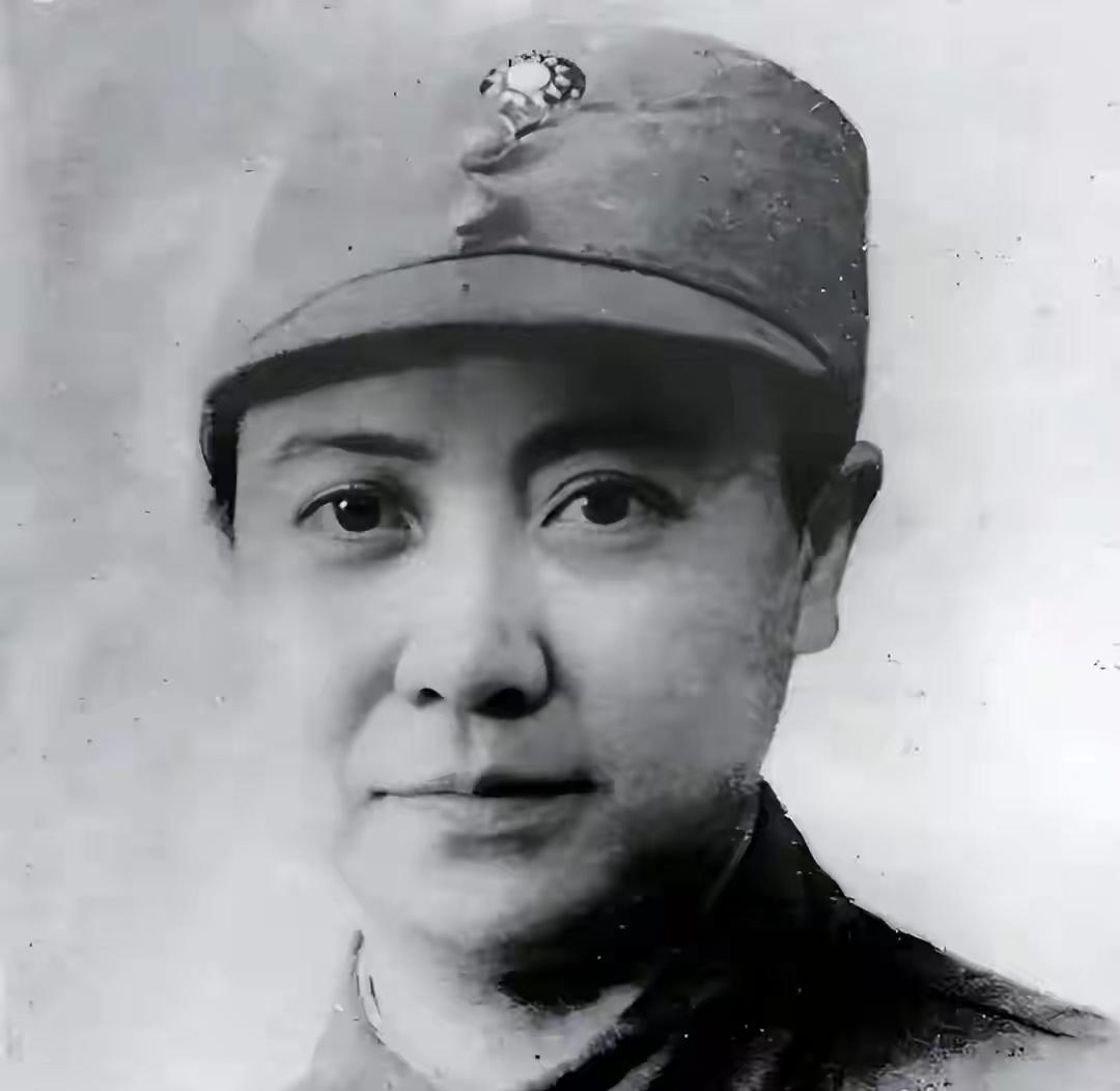 1972年1月，北京八宝山的追悼仪式上，哀乐在寒冬的空气中低回。在一众神情肃