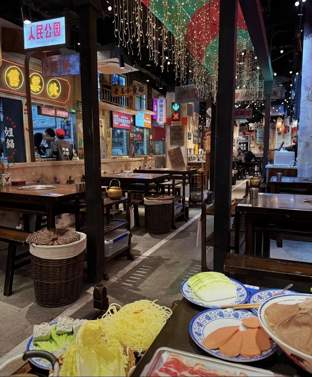 最近发现身边人全在买金条。表姐把年终奖全换成了金疙瘩，说“放着踏实”。楼下火锅店