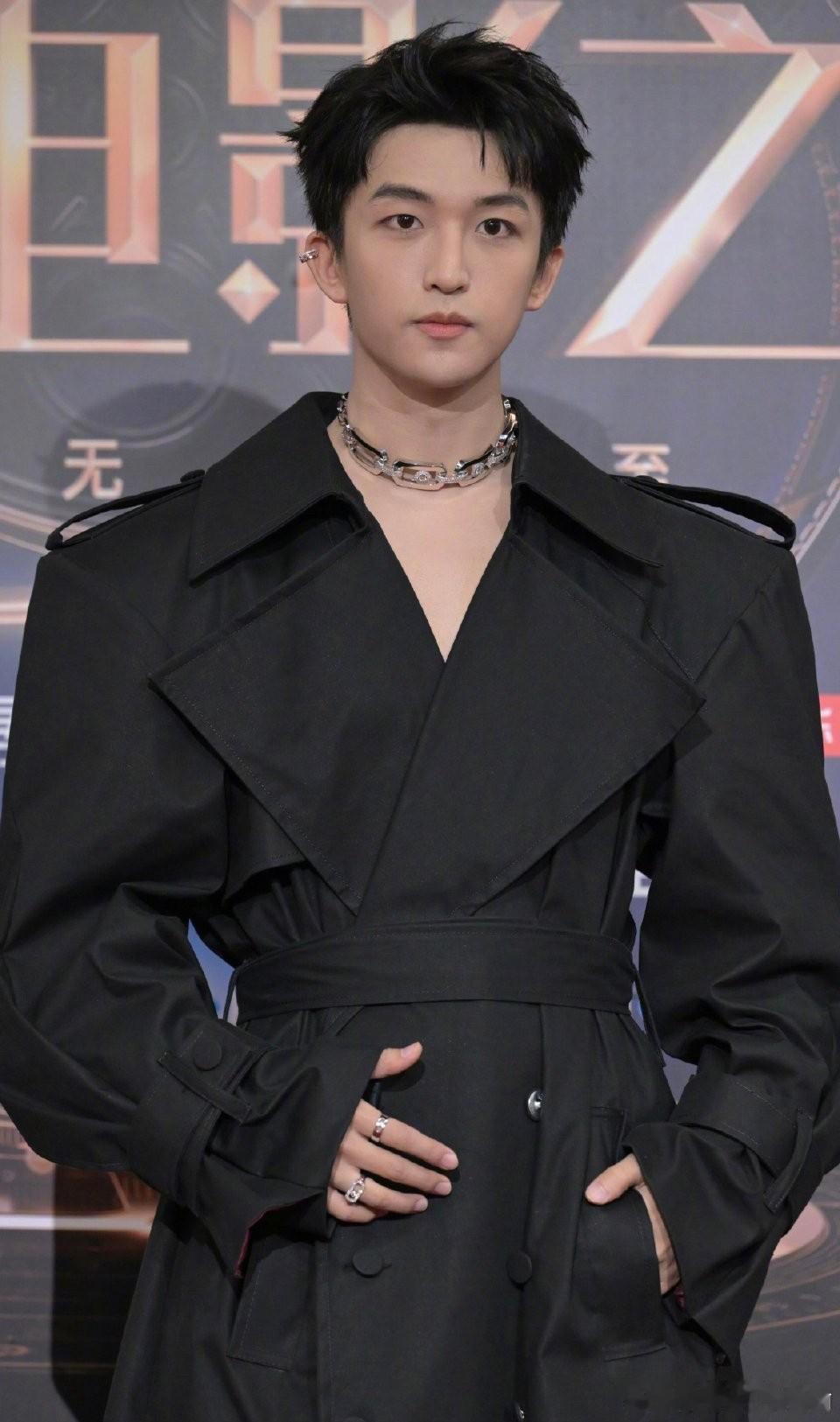 什么才是真正的素颜男神呢？都说内娱美男千千万，但是能够真正经得起怼脸生图的美男子