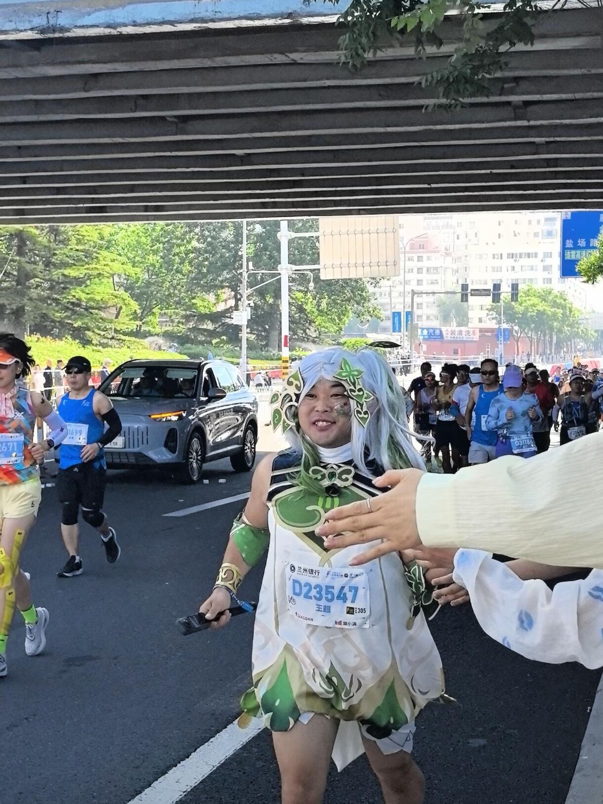 一张兰州马拉松号码布送出多少优惠不是，兰州马拉松怎么这么多显眼包这届马拉松的显眼