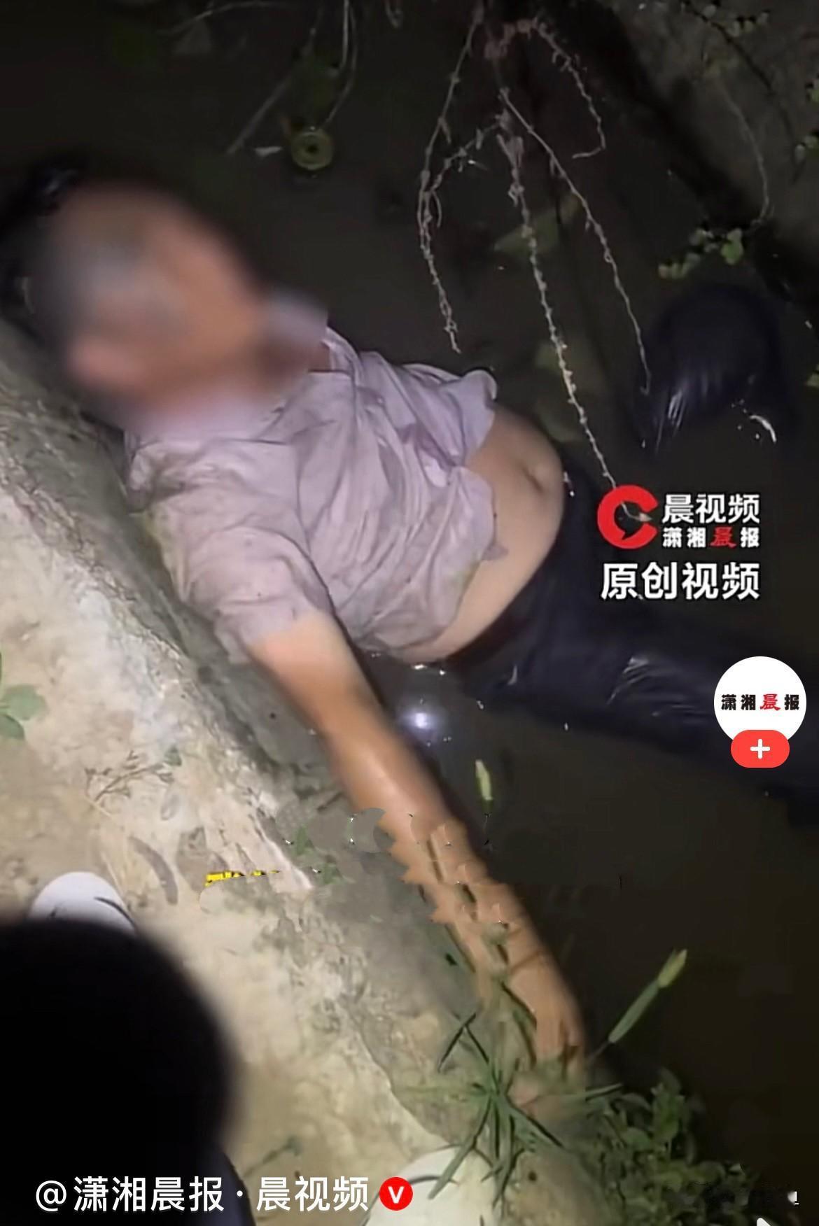 近日，江苏扬州黄先生晚上出门兼职送外卖，就在他赶路途中，发现路边不对劲，路边沟