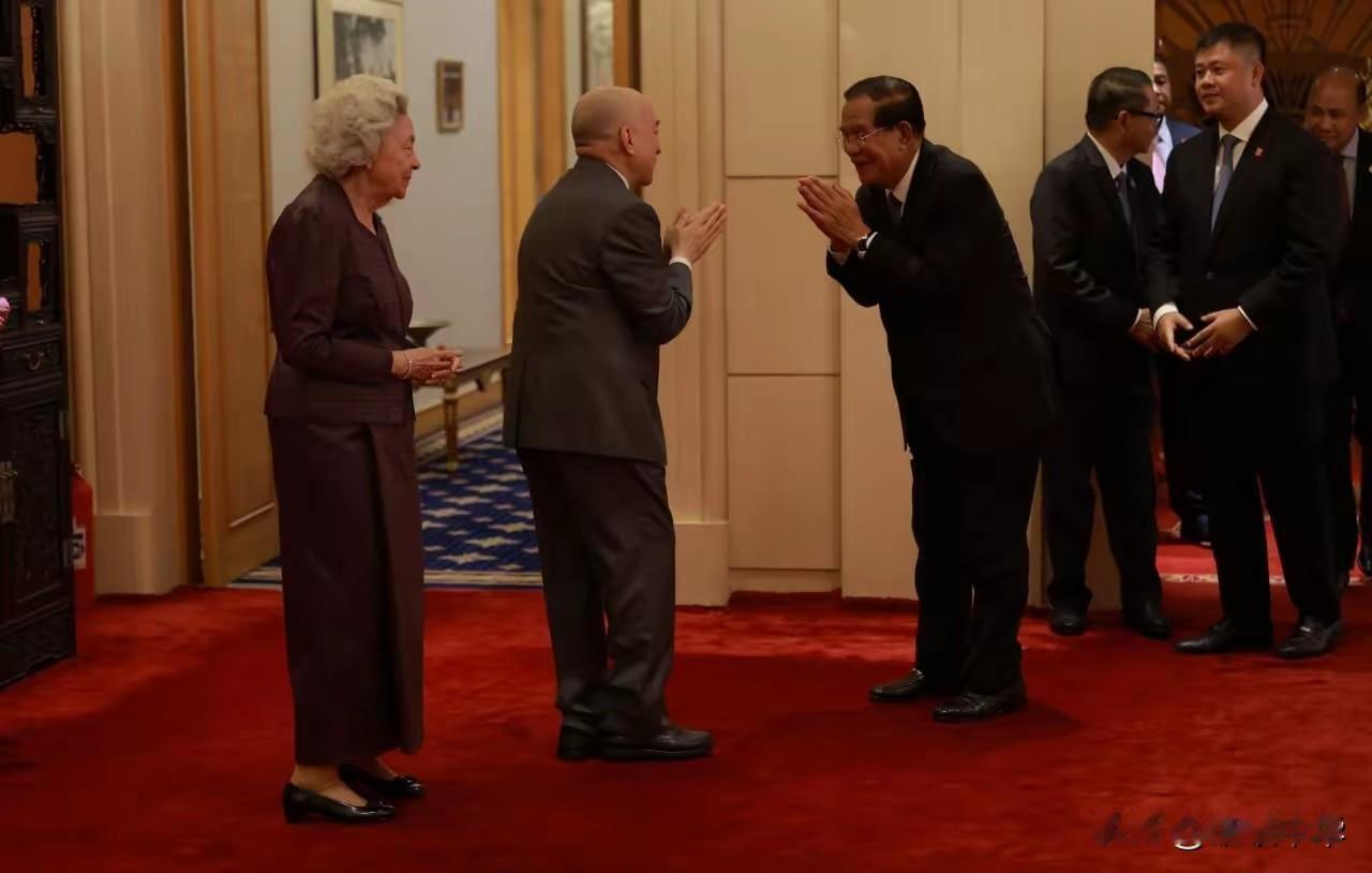 君臣相见更像是两国元首的会见，图一，西哈莫尼国王与洪森主席见面时，两人双手合十，