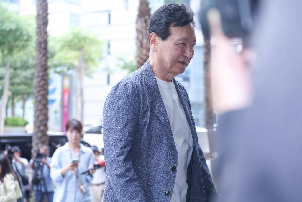 国民党苗栗县长锺东锦挺赵少康，吹捧他是客观公正的媒体人岛内媒体人赵少康近期因二