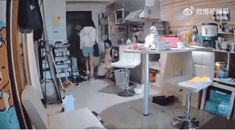 重组家庭的悲剧。这对半路夫妻重新组建家庭时双方各带了一个自己的孩子。这天，双方