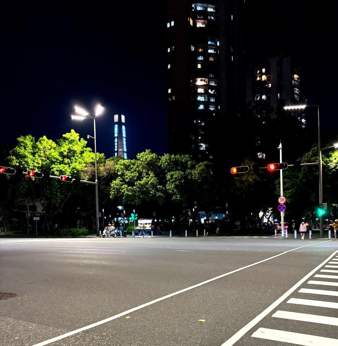 在一家小型公司里，财务人员描述着企业的日常：公司年收入微薄，老板几乎从不露面，日