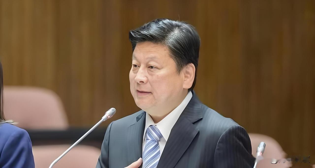 国民党迎重大利好，战神傅昆萁续任总召，身背倚天剑屠龙刀再斩民进党，吴思瑶气得瑟瑟