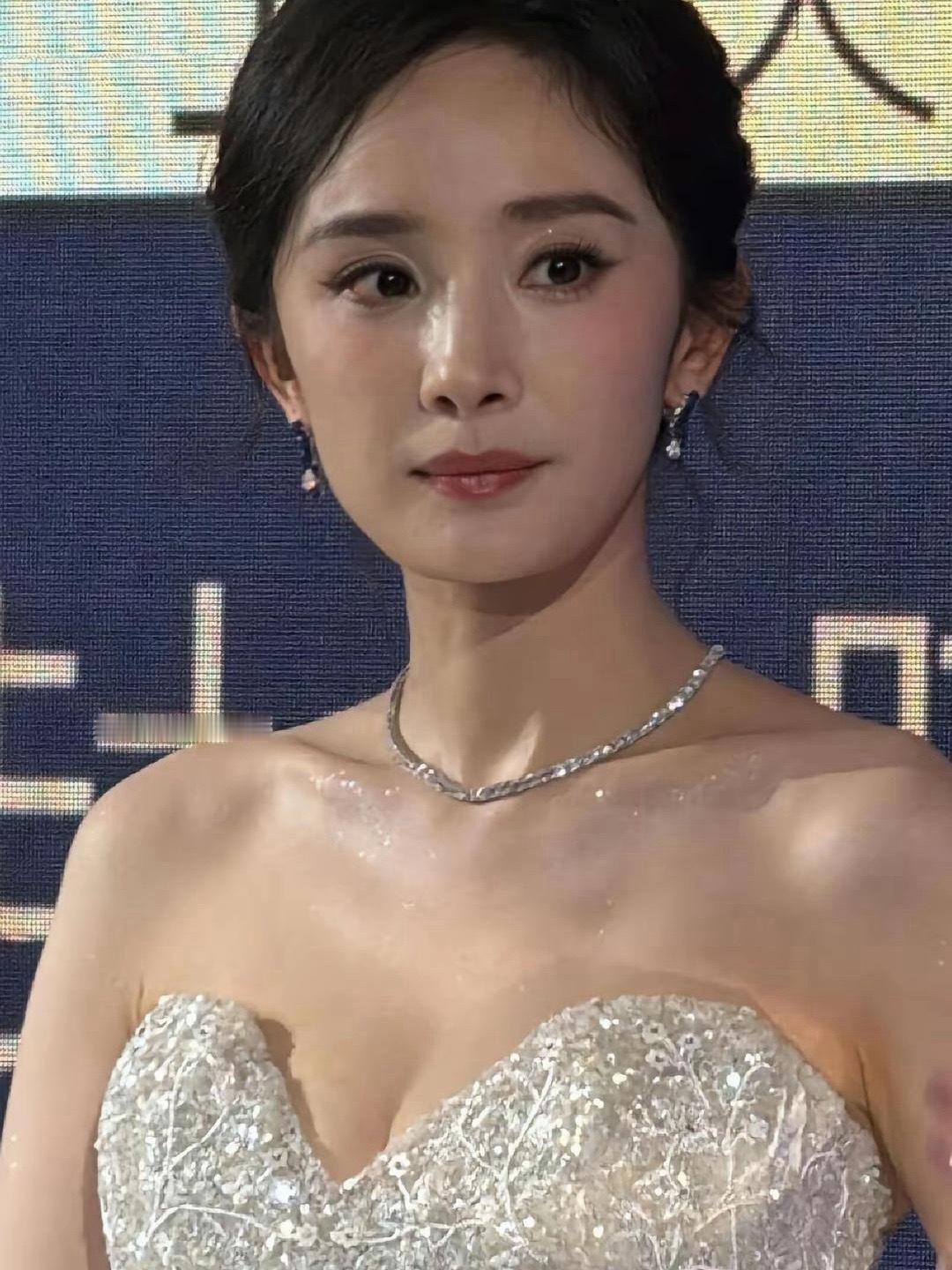 看了杨幂的生图才知道，原来女明星上镜露肤的地方都要抹金粉。
