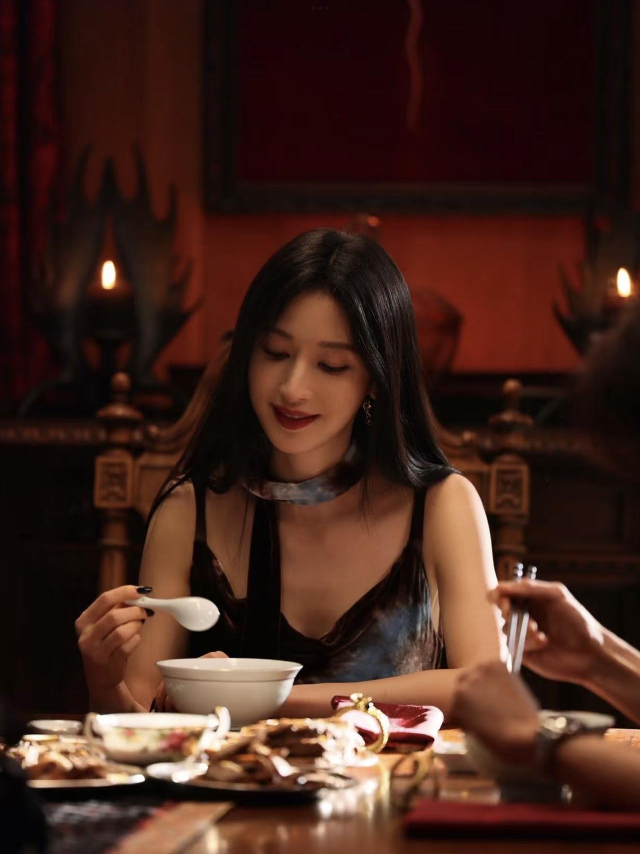 地枭的唾液是有毒的，但是要很多地枭的唾液才能s死一只地枭。聂九罗的血比地枭唾液对