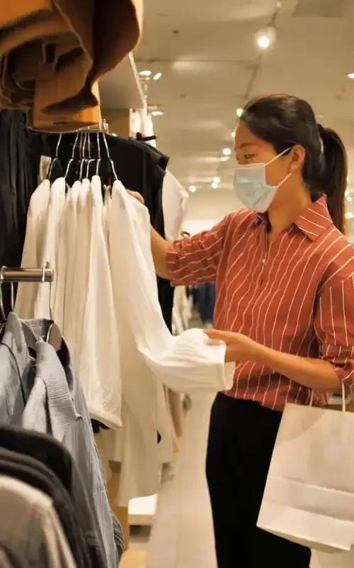 有没有和我一样50多岁还不停买衣服的女人？我今年55岁了，但是我有一颗少女的心