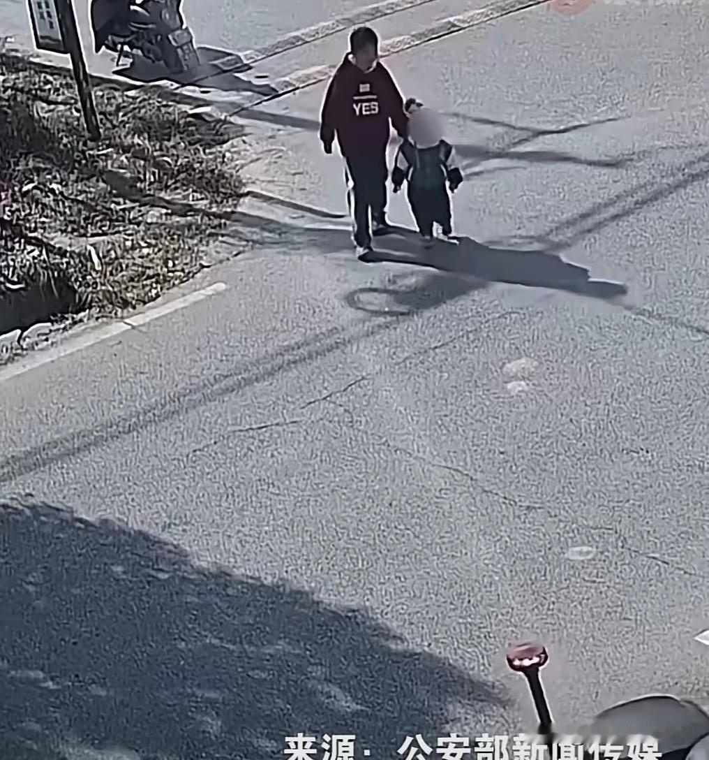 近日，浙江嘉兴，10岁的男孩卜梓轩坐在爸爸行驶的车里，突然瞧见一个1岁小宝宝竟独