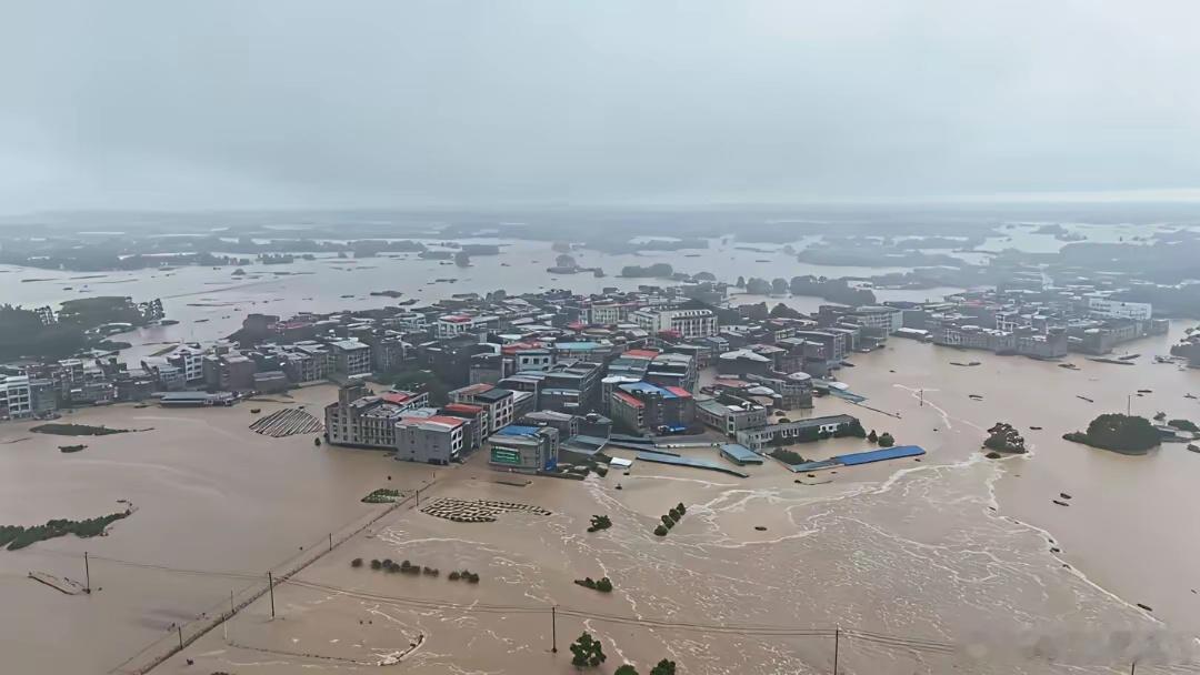 广西抗洪紧急！广西横州多水库出险，17万百姓受泄洪威胁！连日暴雨冲垮水库坝体，浑