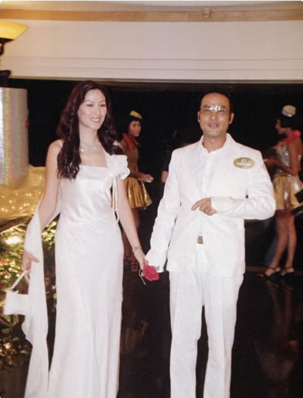 任达华21岁女儿近照曝光，180身高超模大长腿，颜值惊艳全场