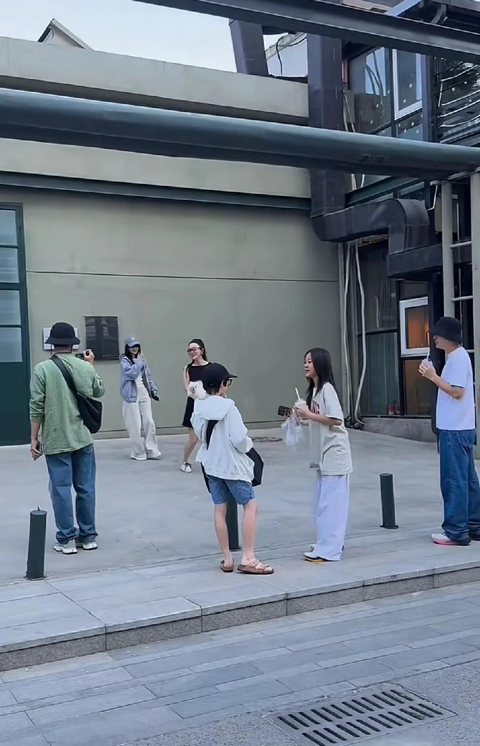 看霍思燕，杜江，李小璐，贾乃亮和俩娃在一起的这张照片莫名的会有一种岁月静好的感觉