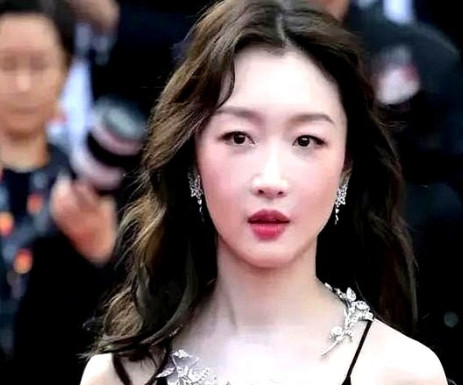 我有一种强烈的预感：周冬雨恐怕越来越难步入婚姻了。你发现没？这次戛纳