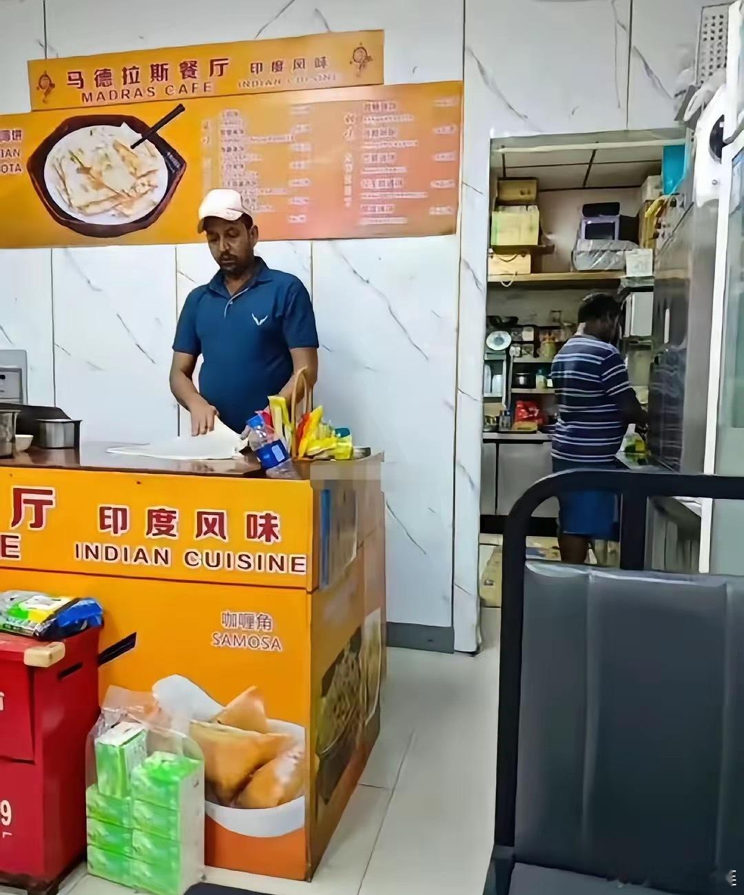 深圳印度风味餐厅的抠脚大汉一博主爆料，深圳一家印度风味餐厅工作人员抠脚，制作食品