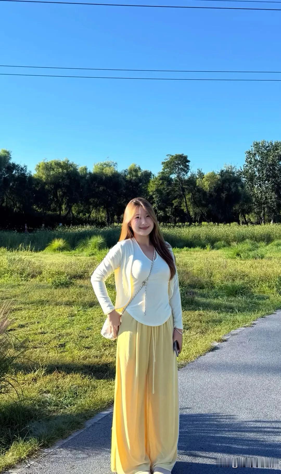 漫步云端下，阳光洒满裙摆，笑靥如花，每一步都是风景。生活不止眼前的忙