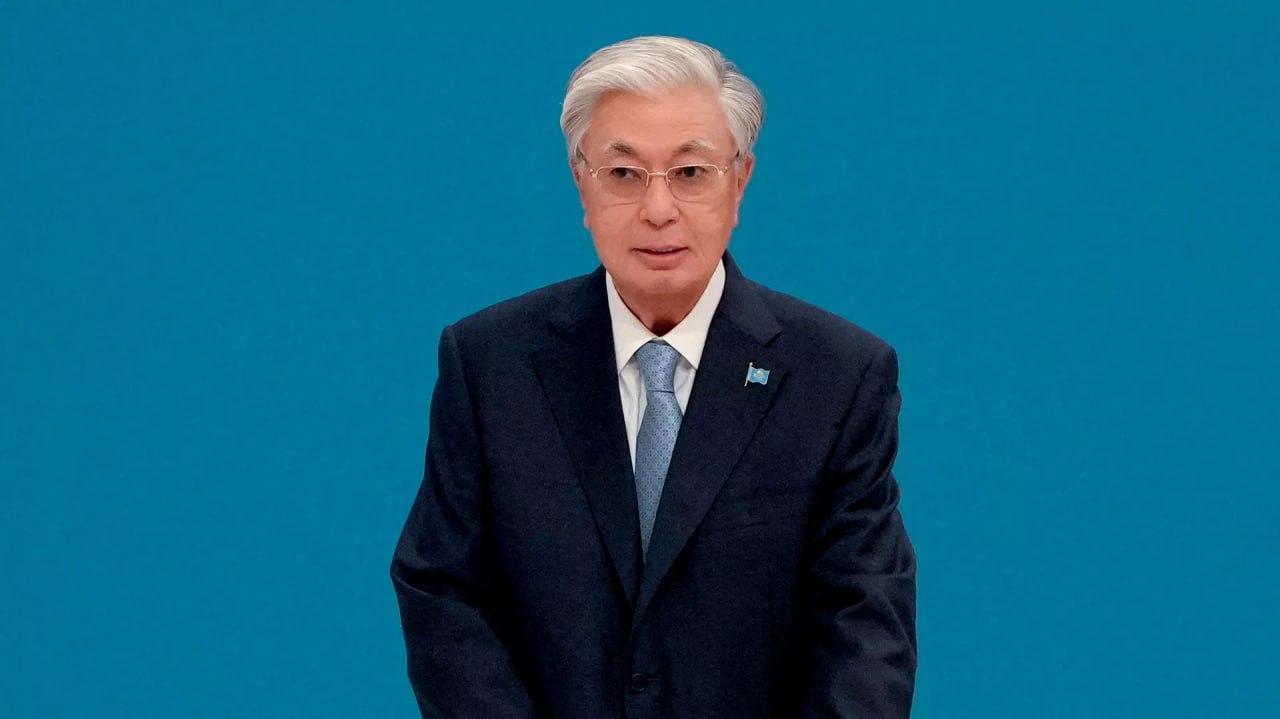 哈萨克斯坦总统托卡耶夫在议会选举投票后发话了：男人们别动不动就拥抱亲吻，这不是哈