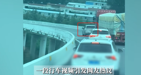 “严查到底！”8月15日，河南郑州，一辆大货车在高速匝道上行驶时，前方的新能源汽