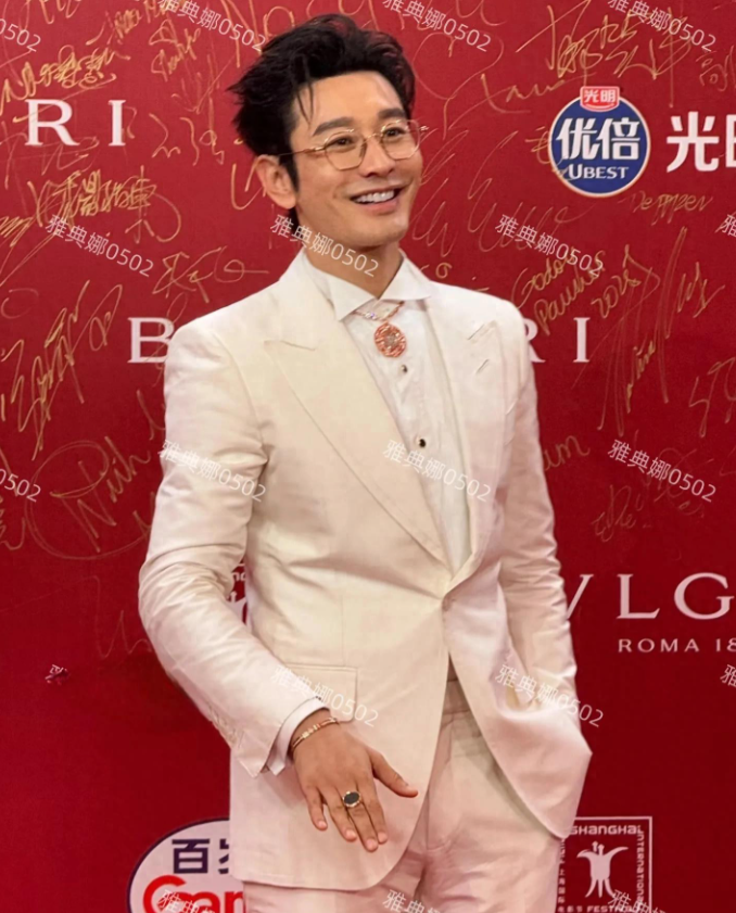 黄晓明上海电影节闭幕红毯造型用力过猛，浑身上下戴满首饰好夸张