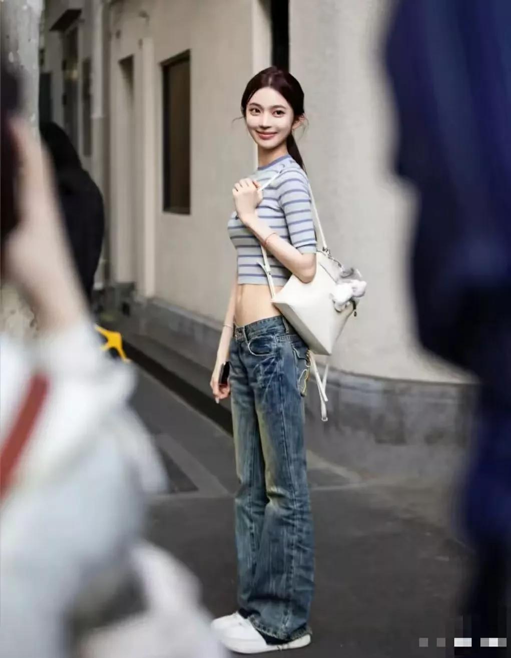 上海街头街拍时尚穿搭，学习穿搭的你快看过来！在上海这座充满魅力与活力的时尚之