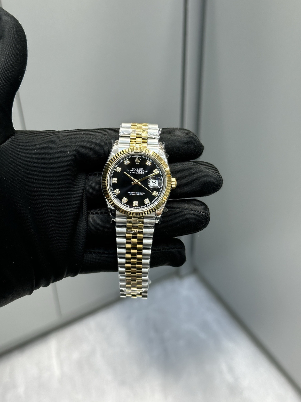 劳力士间金日志钻钉腕表：经典与奢华的结合劳力士日志型（Datejust）一直是品牌最具代表性的腕表之