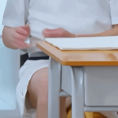 我要顺着大腿摸进去