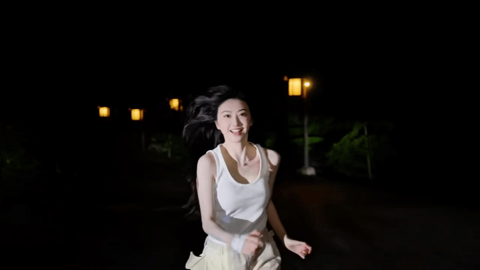 景甜女友视角氛围感救命！景甜的女友视角太有代入感了！笑起来甜而不腻，状态嫩得像