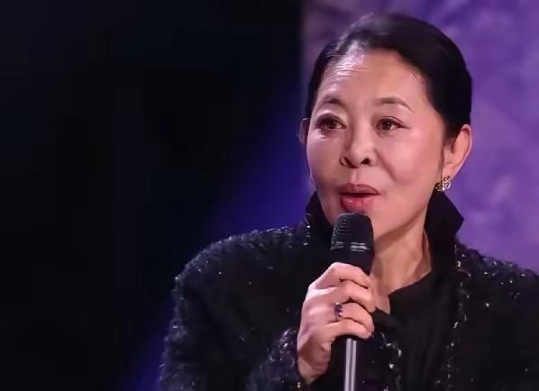 评委处世圆滑，主诗人水准不佳，现场秩序混乱，《浪姐7》一开播便差评如潮。作为竞