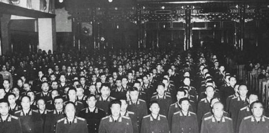 《将军百年》是陈锐霆的自传。他承认对少将很不满。整个三野除了他和一个纵队司令外，