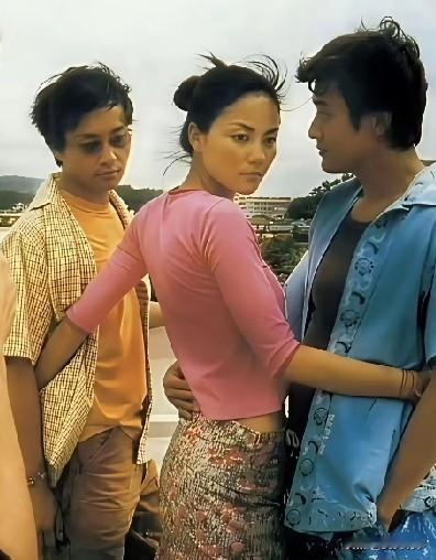 王菲挺有男人缘的，窦唯为她疯狂，李亚鹏为她着迷，谢霆锋为她北上发展，王菲可以站在