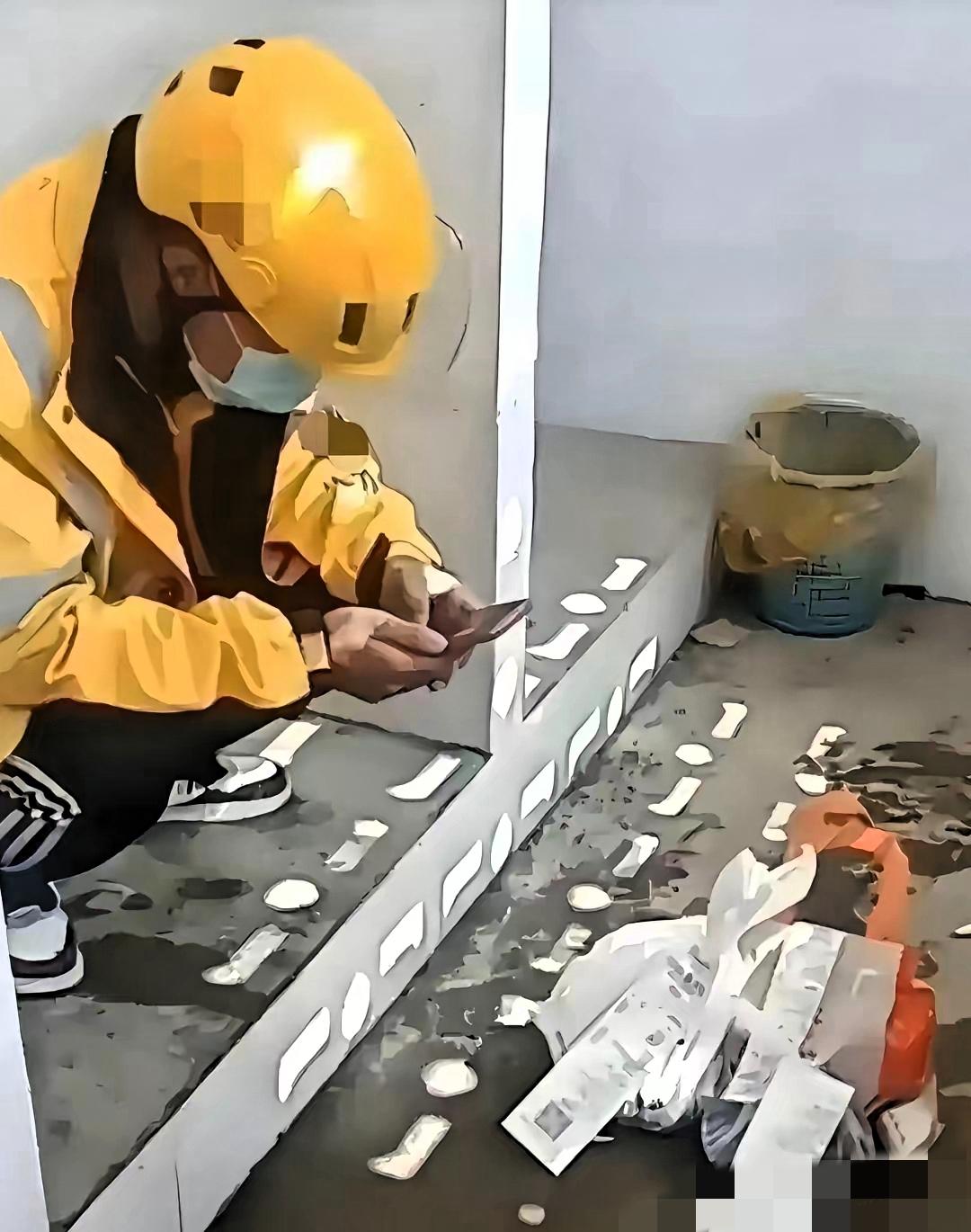 从此不敢点外卖了！你的餐可能在路上，更可能在地上刷到外卖员随手把餐扔地上的