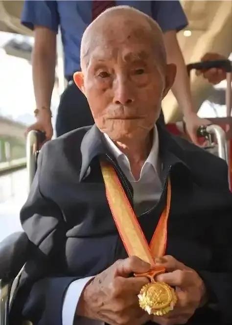 1943年，刘吉祥奉命给前线送80箱子弹，因仓库漆黑，他错把手榴弹当成子弹，没想