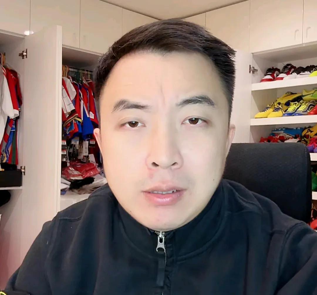解说员袁甲爆了一个料。他在直播时表示，目前还是有很多基层的青训教练，选材只看这