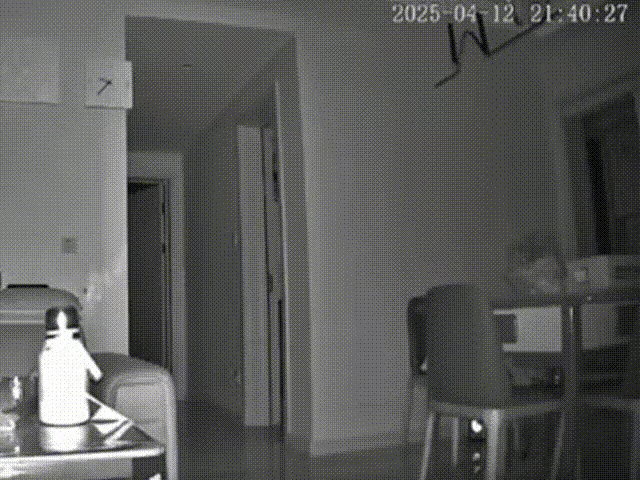 [惊恐]又一起！！！女子家客厅被烧光，“元凶”是人人都有的TA……手机充满电