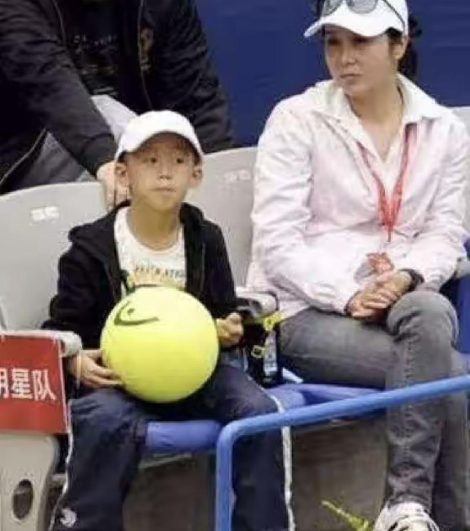 蒋雯丽和顾长卫的儿子叫顾和和，名字听起来就舒服。小时候顾和和的长相是顾长卫的迷