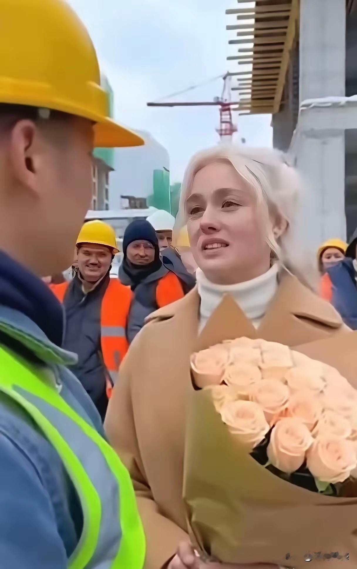 俄罗斯女孩主动向中国小伙表达追求之意，女孩长得很漂亮，而且还不要彩礼，对小伙几乎