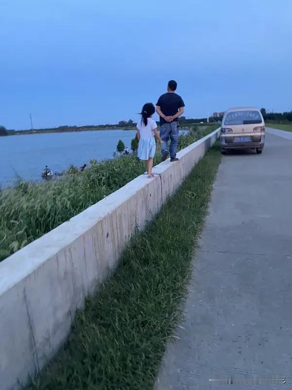 我有一个朋友，40多岁，离过婚，带着一个孩子，但现在孩子都是她前婆婆在带，她的前