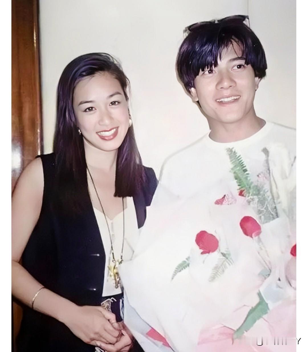 这是钟丽缇和郭富城热恋时期的一张合影，拍摄于1995年。彼时钟丽缇25岁，美艳绝