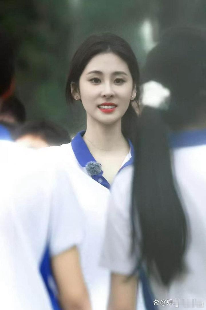 张碧晨气质干净温婉，长相清秀耐看，眉眼氛围感十足，自带清纯滤镜，满满的校花既视感