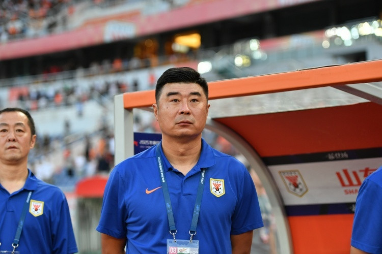 中超第6轮，山东泰山1-1战平上海海港。球队侥幸拿到一分，双边翼卫表现不错，维塔