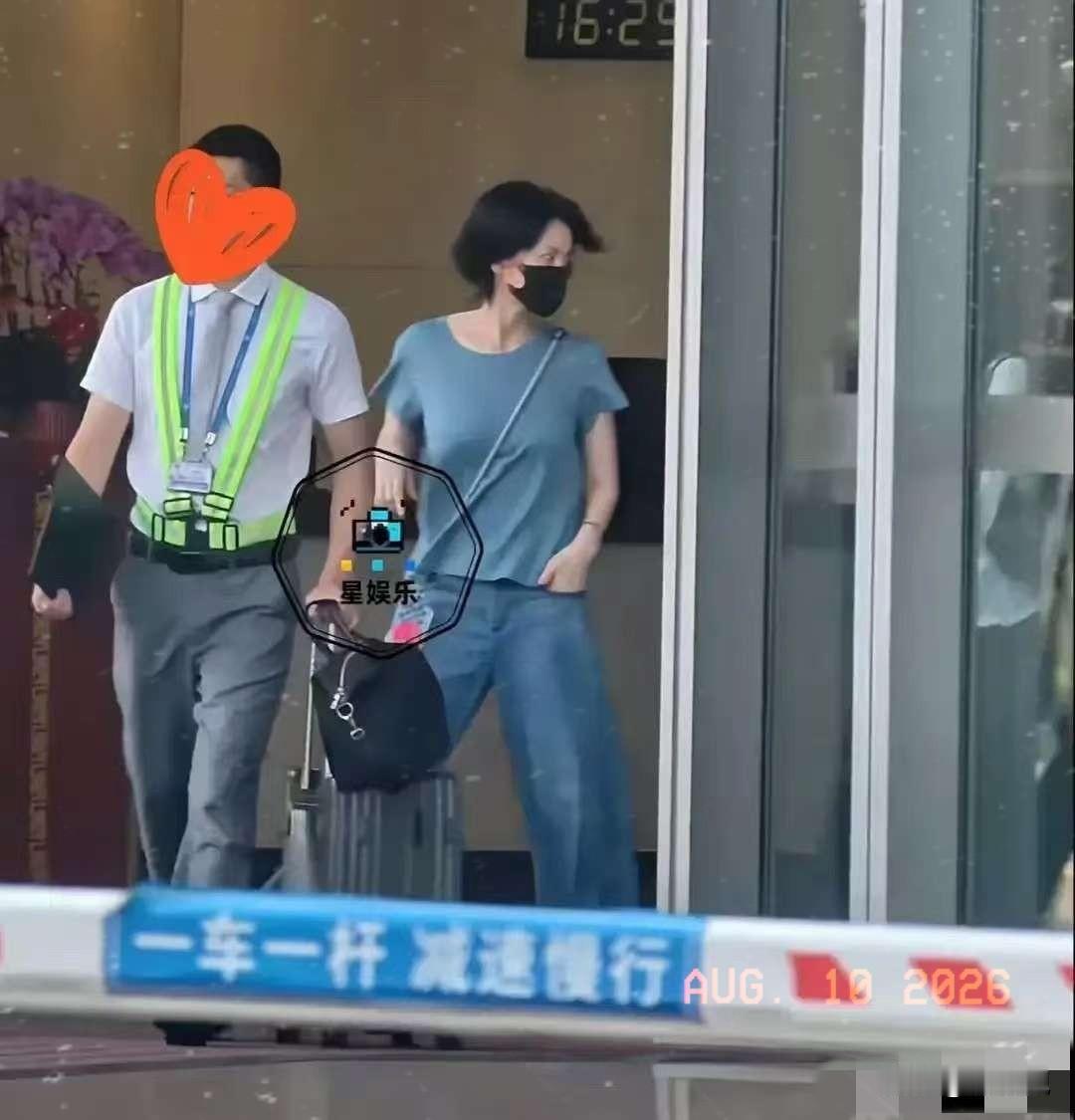 王菲，引发热议。8月10日，57岁的王菲，冲上热搜，这一次，不是因为谢霆锋隔空