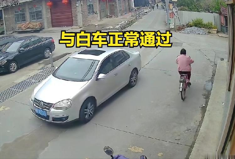 莆田老人骑车摔倒索赔俩女生22万，交警判女生次责，没有一点问题！甚至应该主责！老