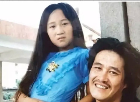 1991年，赵本山跟结婚21年的妻子葛淑珍离婚，妻子爽快答应了，但她说：“你总得
