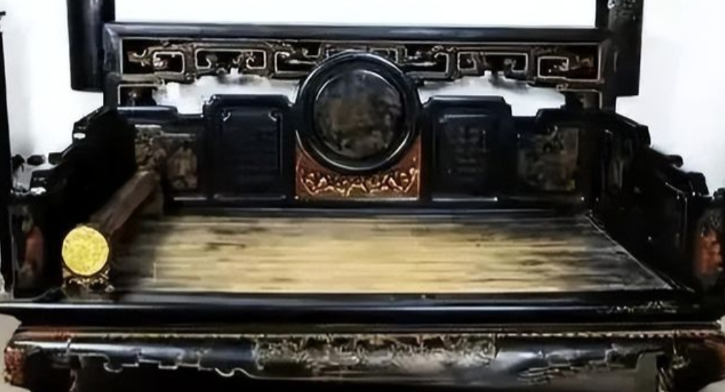 2001年，张涵予20万买了一张罗汉床，好友马未都来家里赏玩，没想到他一看见这床