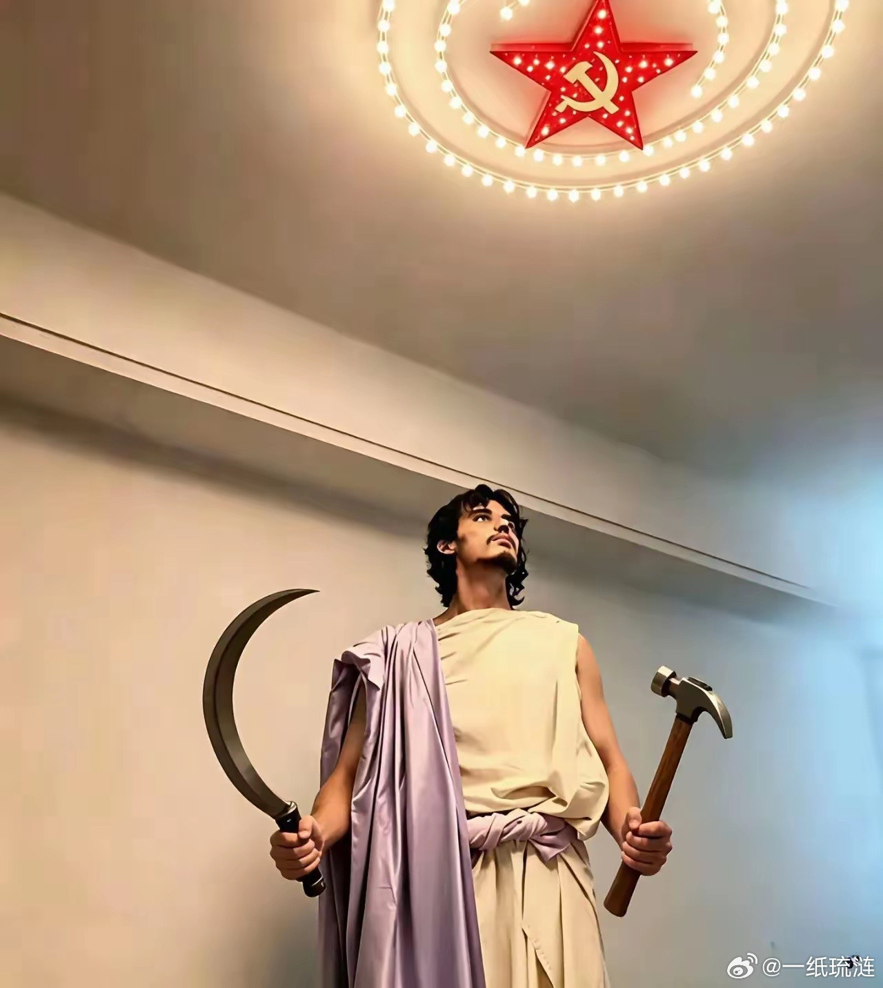 耶稣拿着镰刀锤子，头顶是红五星的圣光。这么玄幻的一幕竟然在2026年。所以说要相