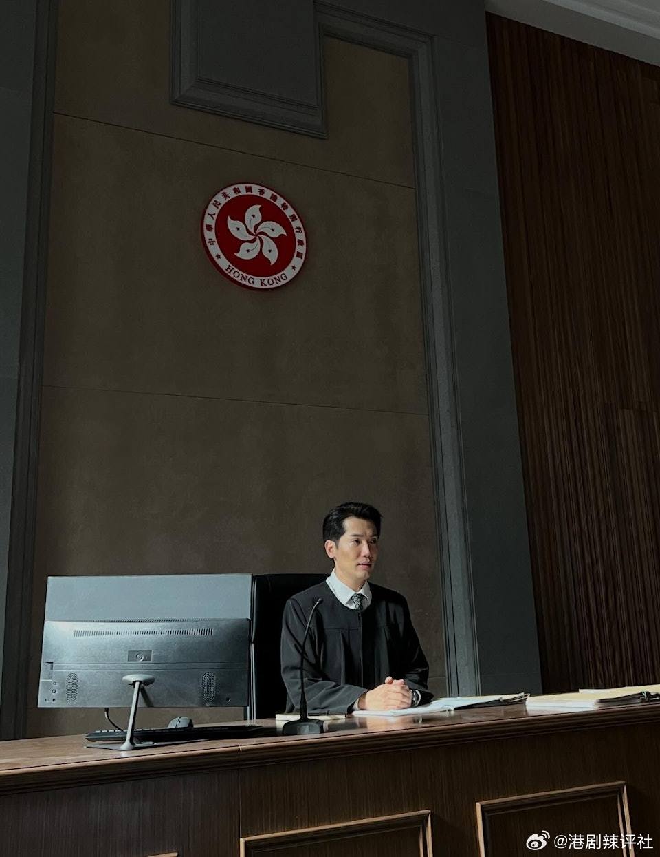 在新劇《正義女神》中飾演阮官（阮博君）的黃建東（Derek）不少觀眾發現劇中的黃