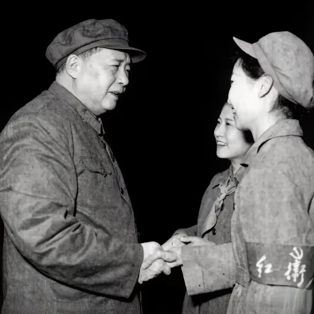 这是1966年毛主席在天安门城楼上，接见红卫兵和红小兵的照片。