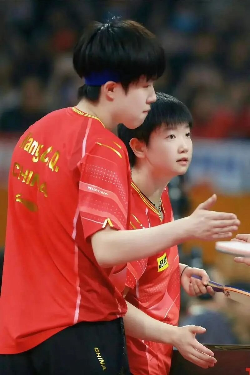 怎么雅琼结婚他俩受刺激了？感觉他们避嫌避够了，豁出去了去年头哥没击掌还被蛐蛐熟度