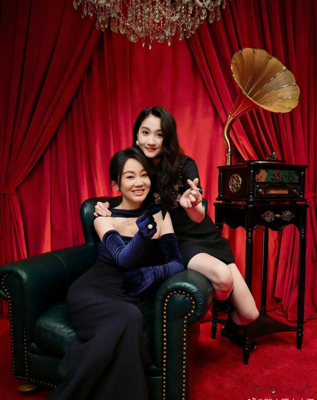 录制完节目凌晨晒合照送生日祝福的我们妮儿晓彤宝宝生日快乐🎂最好的母女俩